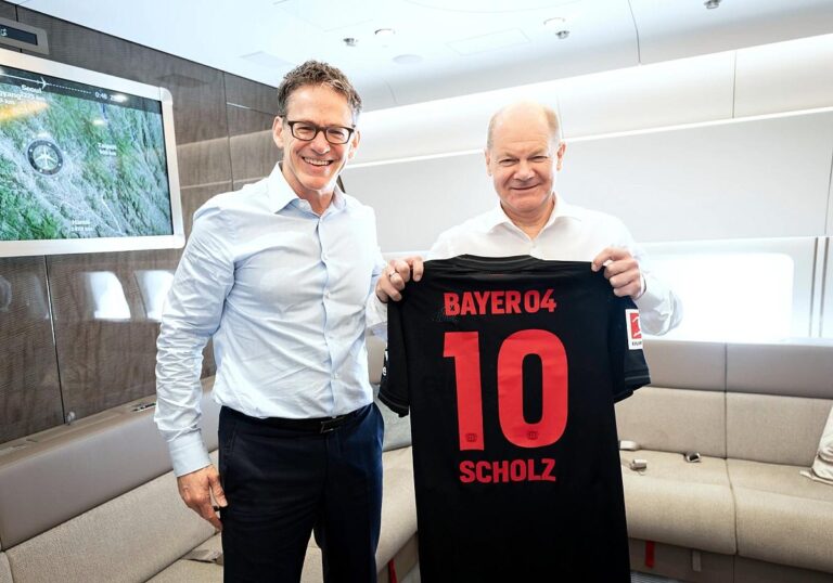 Bayer-Chef überreicht