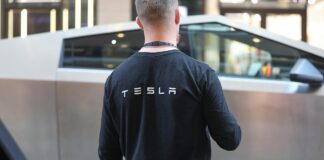 Tesla-Mitarbeiter vor