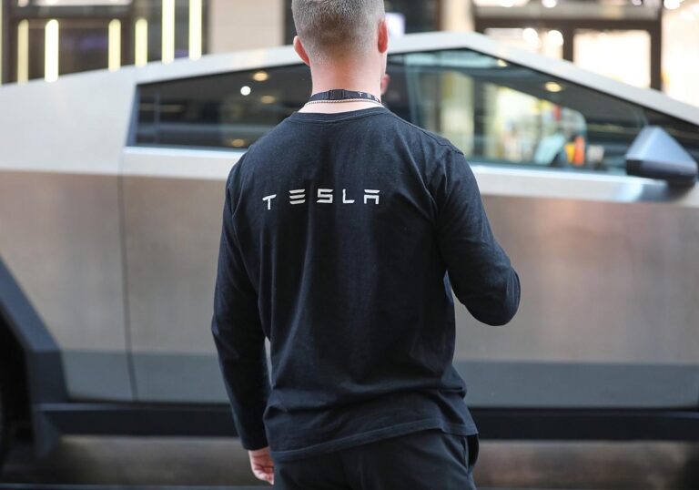 Tesla-Mitarbeiter vor