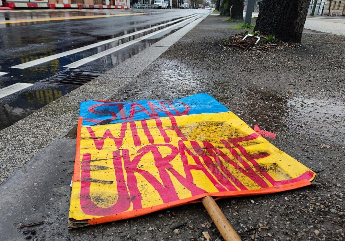 Schild "Stand with Ukraine"