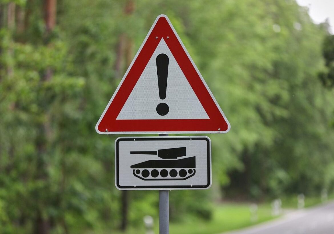 Schild: Warnung vor Panzern