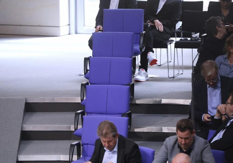 Leere Stühle