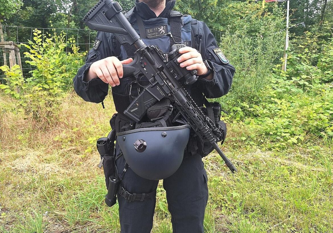 Schwerbewaffneter Polizist