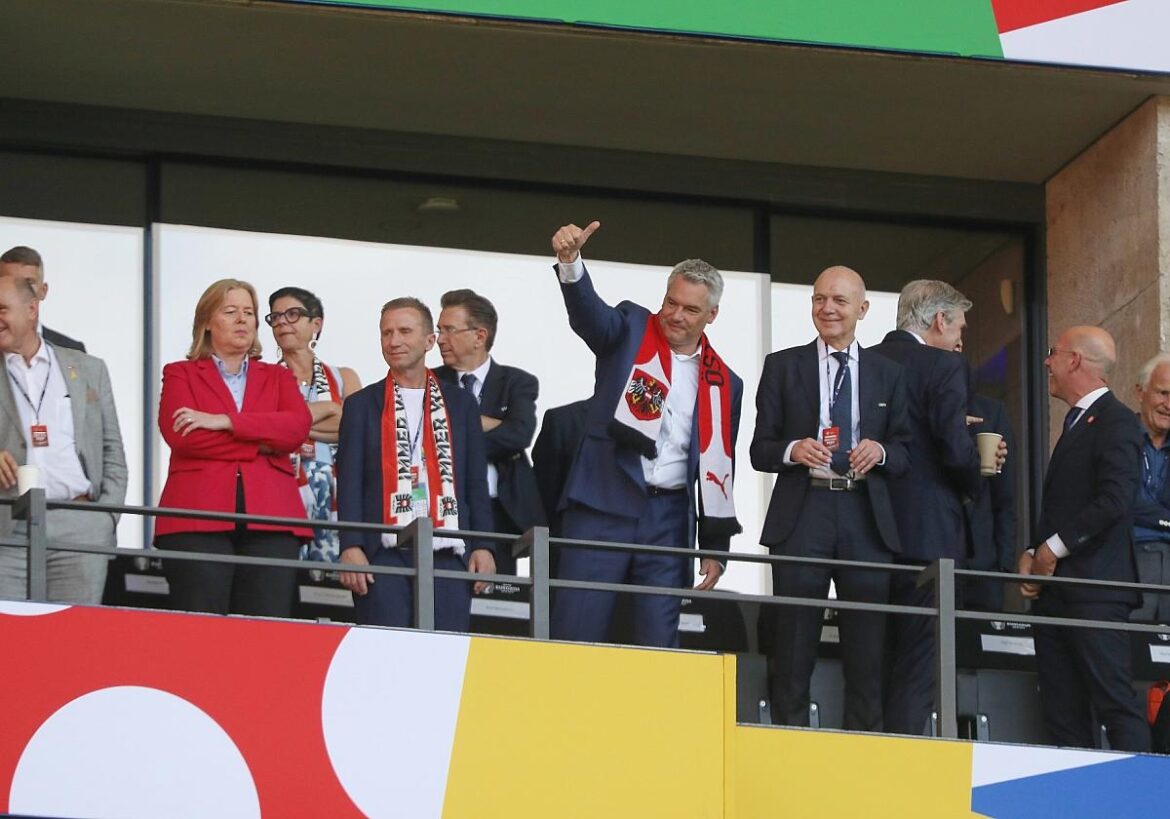 Ehrengäste im Stadion