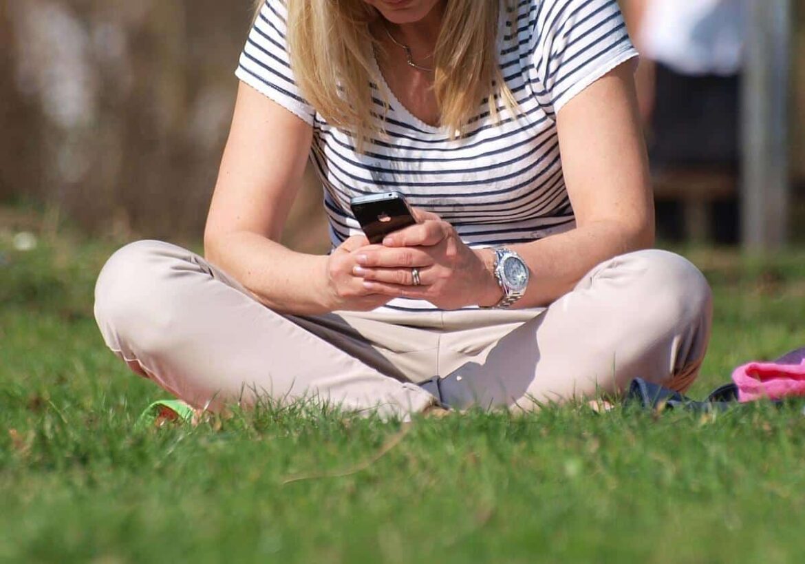 Smartphone-Nutzerin (Archiv)