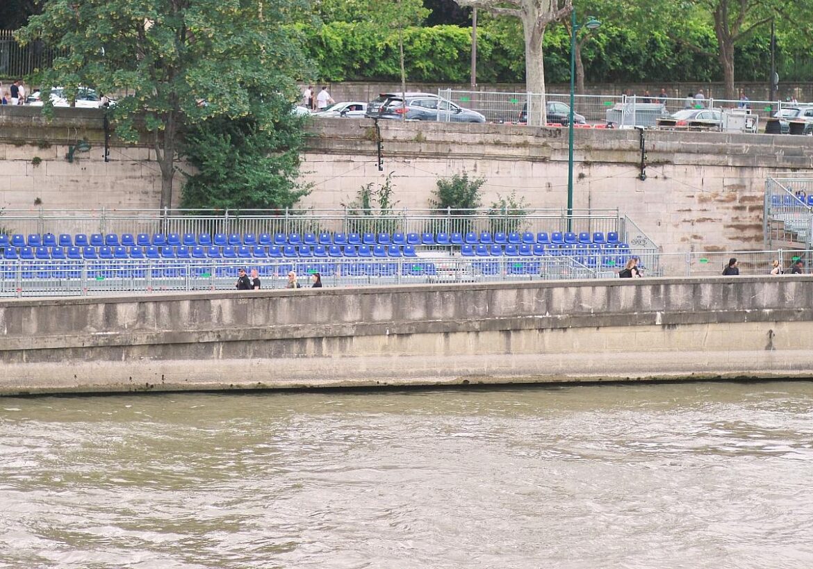 Zuschauertribüne für Schwimmwettbewerbe an der Seine
