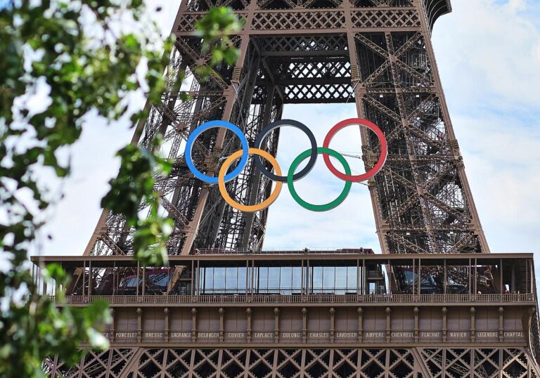 Eiffelturm mit Olympia Logo