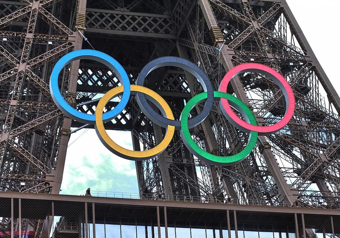 Eiffelturm mit Olympia Logo