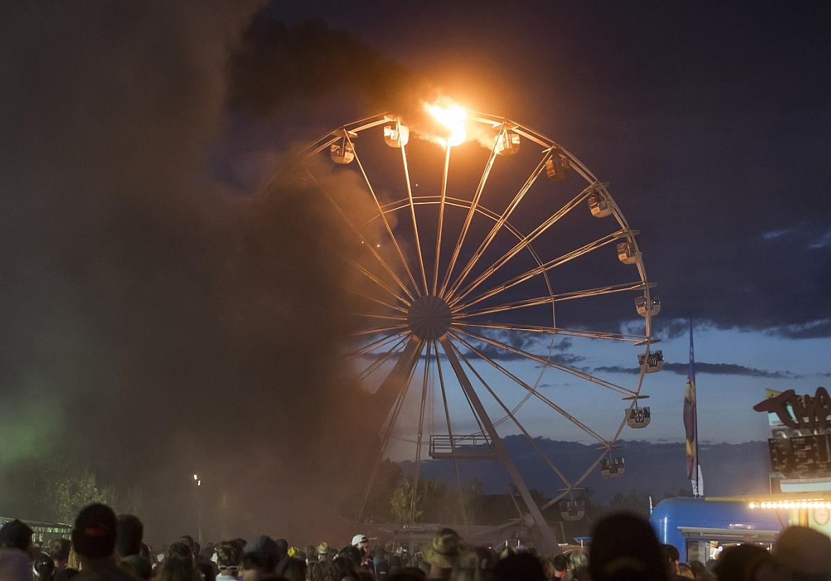 Riesenrad brennt bei Leipzig