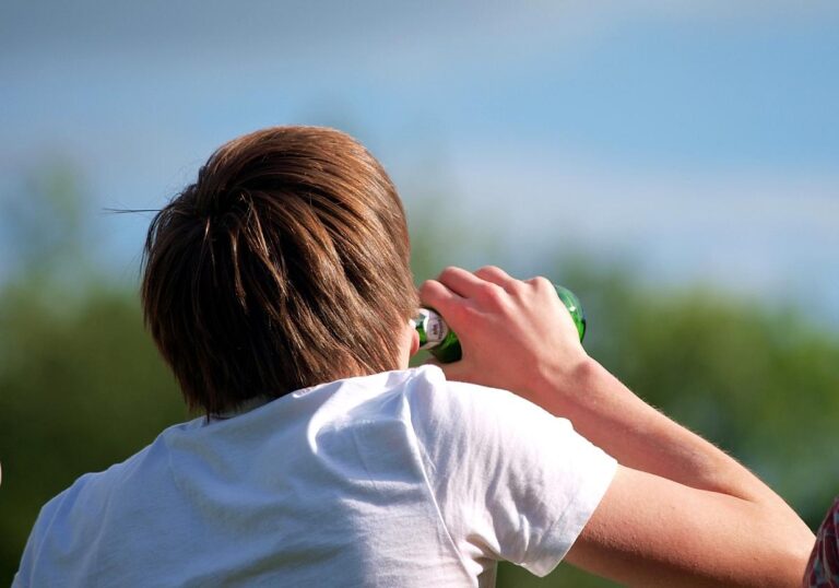 Biertrinkender Mann