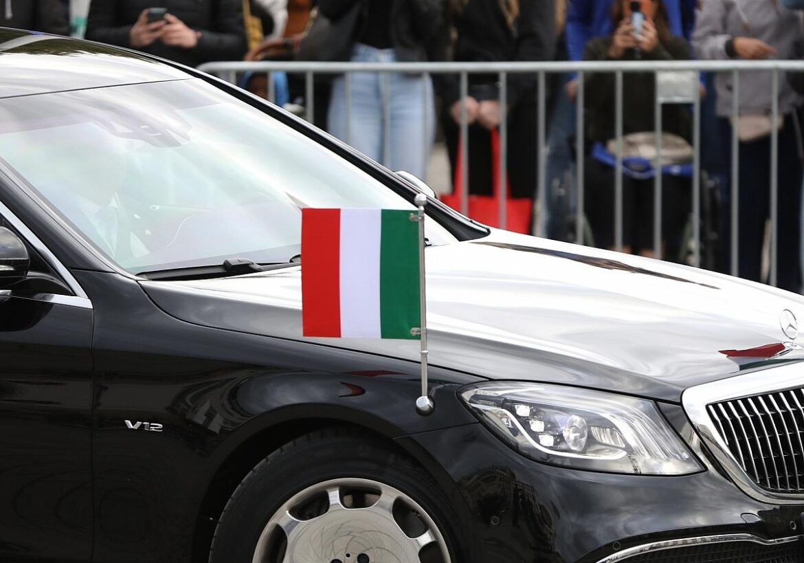 Staatskarosse mit italienischer Fahne