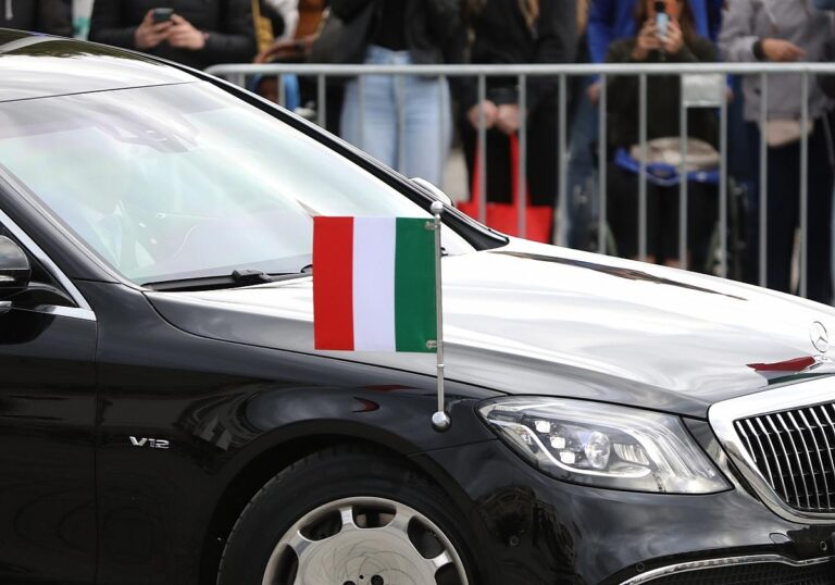 Staatskarosse mit italienischer Fahne