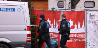 Polizisten nach Anschlag auf Magdeburger Weihnachtsmarkt