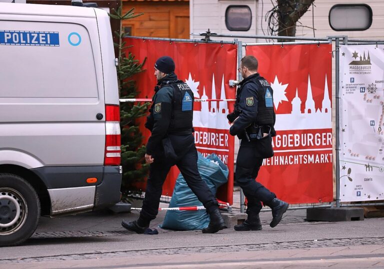Polizisten nach Anschlag auf Magdeburger Weihnachtsmarkt