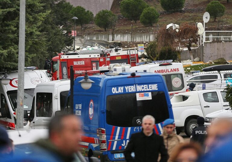 Rettungskräfte nach Explosion in türkischer Munitionsfabrik