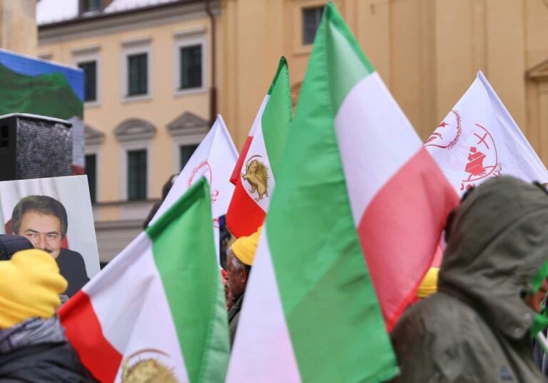 Iran-Fahnen (Archiv)