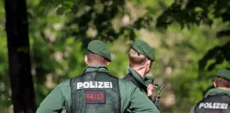 Polizisten an