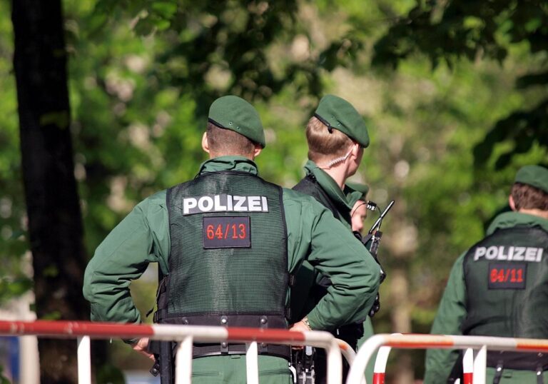 Polizisten an