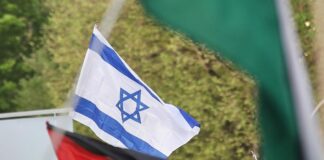 Flaggen von Israel und Palästinensern