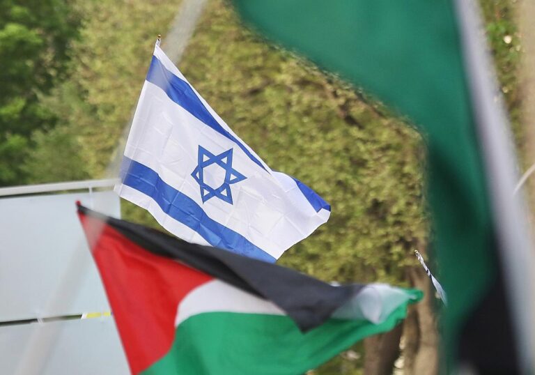 Flaggen von Israel und Palästinensern