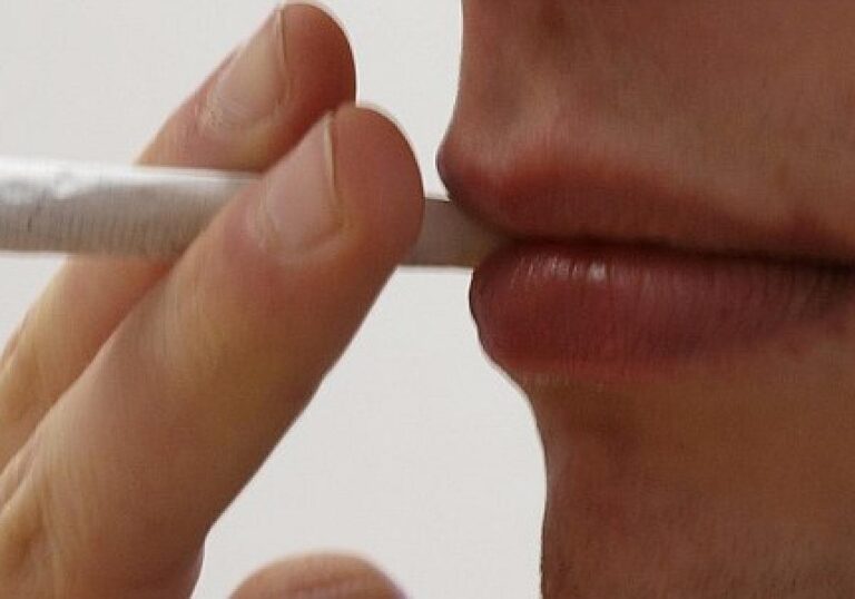 Jugendlicher Raucher