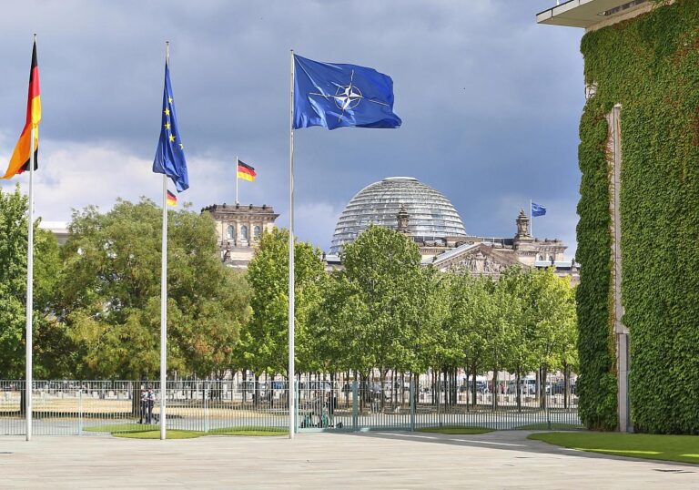 Nato-Fahne (Archiv)