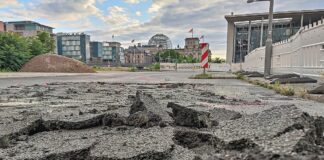 Aufgerissene Straße