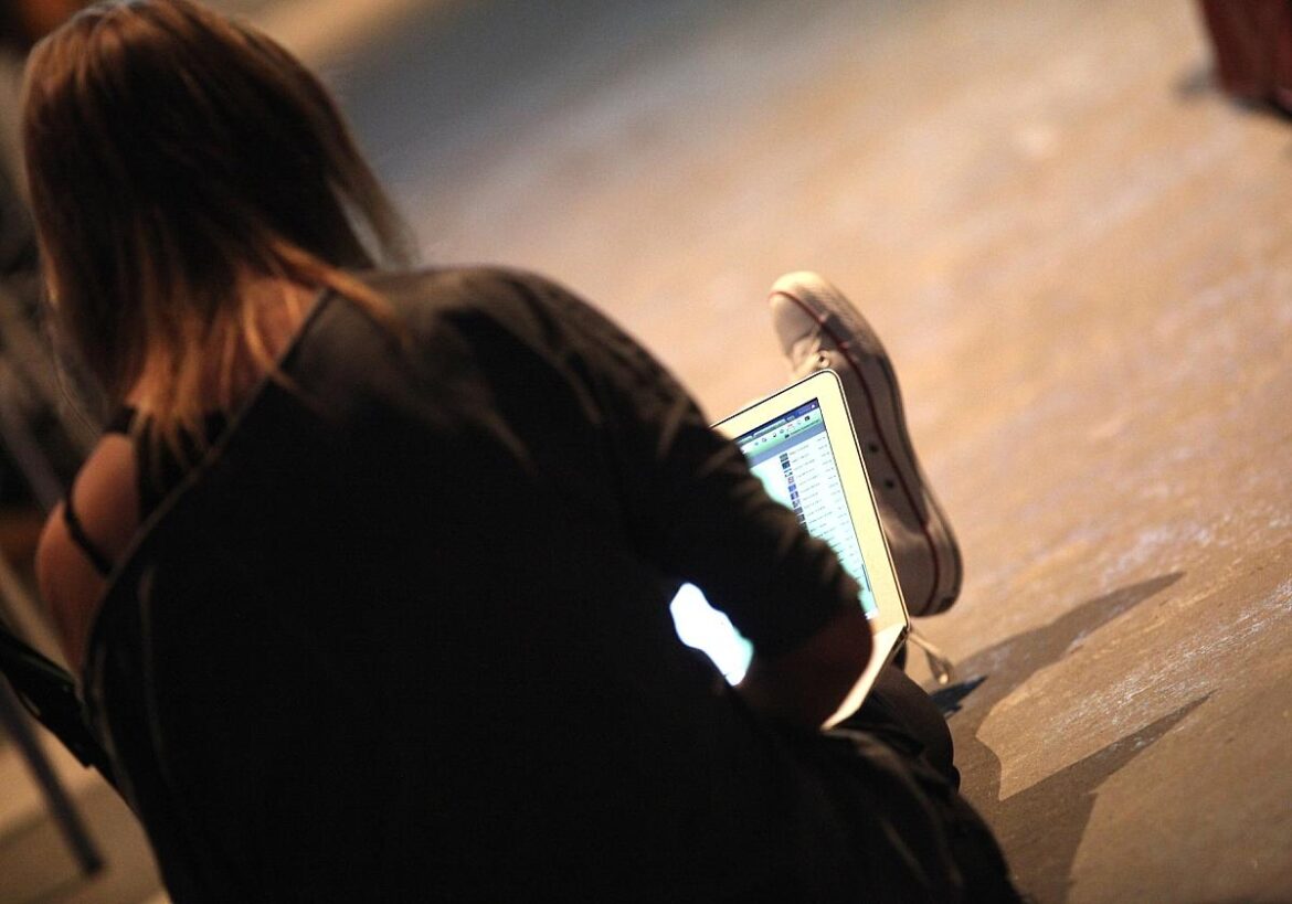 Computer-Nutzerin auf