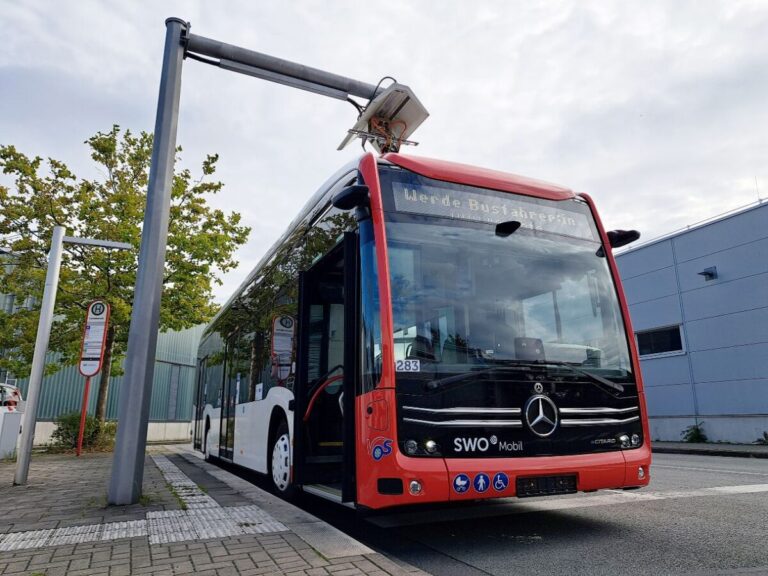 Der eCitaro-Solobus an der Ladestation / Foto: Stadtwerke Osnabrück / Marco Hörmeyer