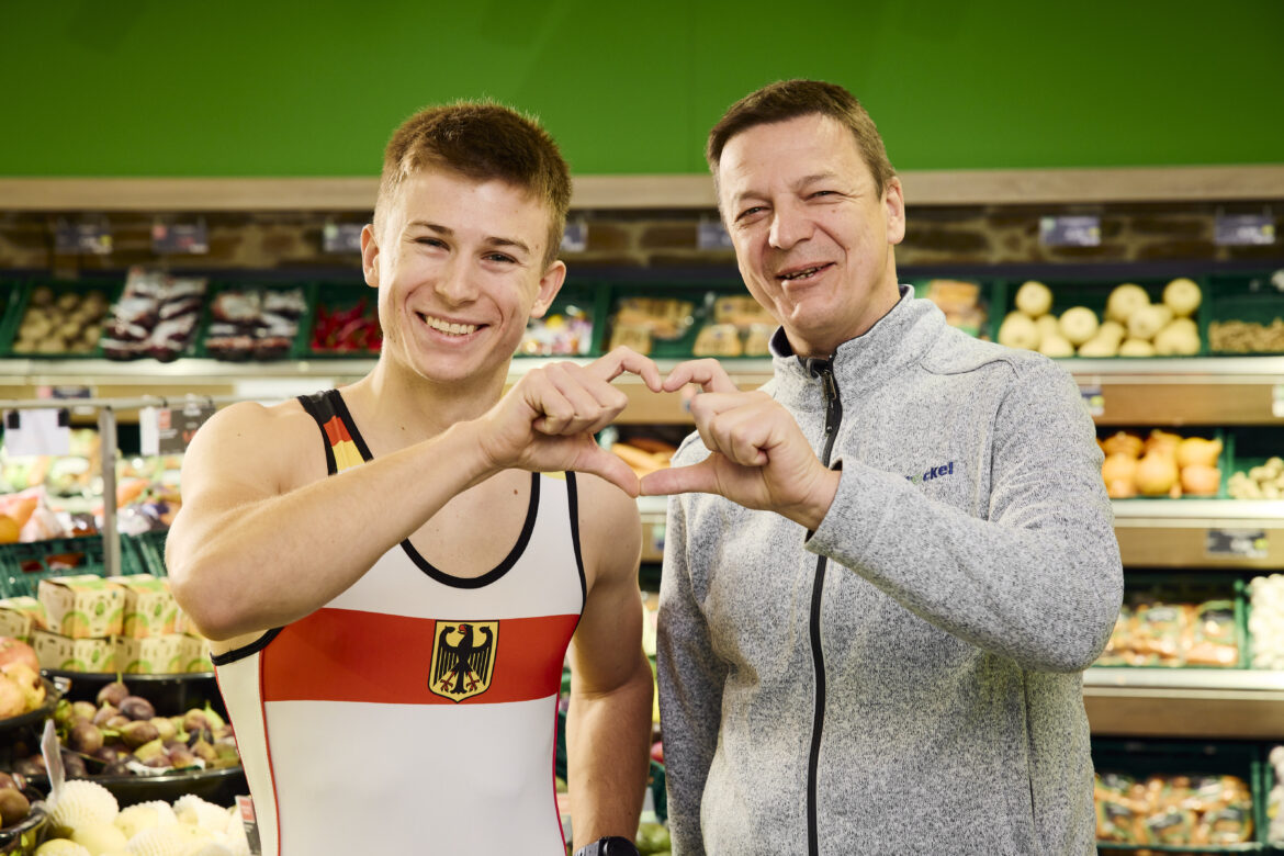Ruderer Paul Leerkamp und der selbstständige EDEKA-Kaufmann Frank Stöckel freuen sich über die Zusammenarbeit. / Foto: EDEKA