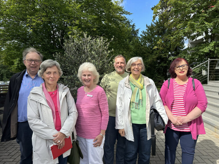 Zum Team der Ehrenamtlichen an der Dörenberg-Klinik gehören auch (von links) Christoph Geffert, Doris Geffert, Margret Obermeyer, Sven Schlüter, Maria Baumhoff und Brigitte Vogt. Foto: Annika Boßmeyer