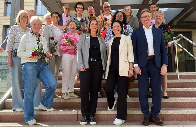 Geschäftsführer Prof. Dr. Michael Böckelmann (vorne rechts) dankt Ehrenamtlichen in der Schüchtermann-Klinik.