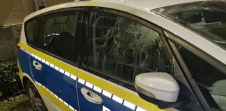 Eier auf Streifenwagen der Polizei