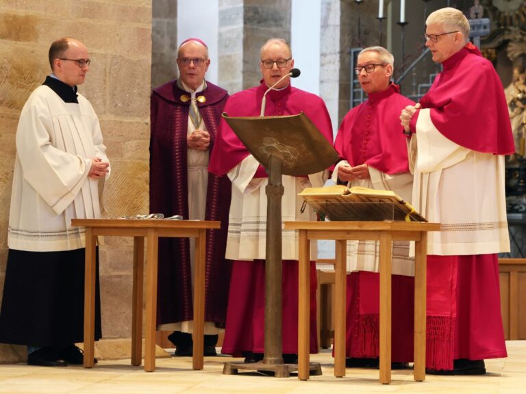 Einführungsgottesdienst der neuen Domkapitulare (von links) Domzeremoniar Martin Rohner, Weihbischof Johannes Wübbe, Thilo Wilhelm, Michael Wehrmeyer, Thomas Burke