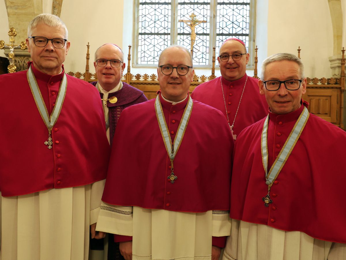 Die neuen Domkapitulare nach der Einführung (erste Reihe von links) Thomas Burke, Thilo Wilhelm, Michael Wehrmeyer, dahinter Weihbischof Johannes Wübbe und Bischof Dominicus Meier.
