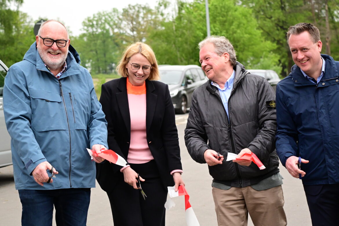 Berthold Uphoff (Planungsbüro Hahm), Oberbürgermeisterin Katharina Pötter, Christian Staub (Clausing Tiefbau) und Ingmar Bojes (WFO); v.l.n.r.; Foto: Sina-Christin Wilk | WFO