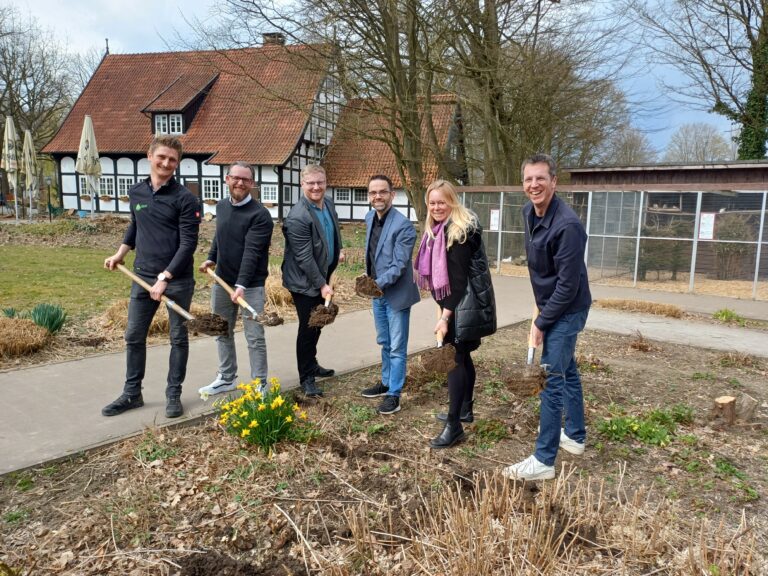 Erster Spatenstich zur Neugestaltung des Grönenbergparks mit (von links) Steffen Redemann, Thilo Richter, Florian Schmeing, Uwe Plaß, Jutta Dettmann und Nils Kortemeier. / Foto: Stadt Melle