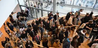 Studierende strömen in die OsnabrückHalle. / Foto: Hermann Pentermann