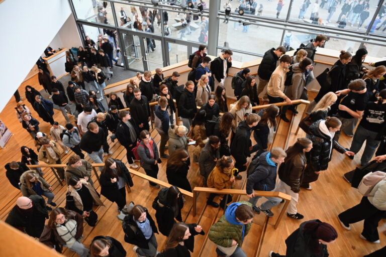 Studierende strömen in die OsnabrückHalle. / Foto: Hermann Pentermann