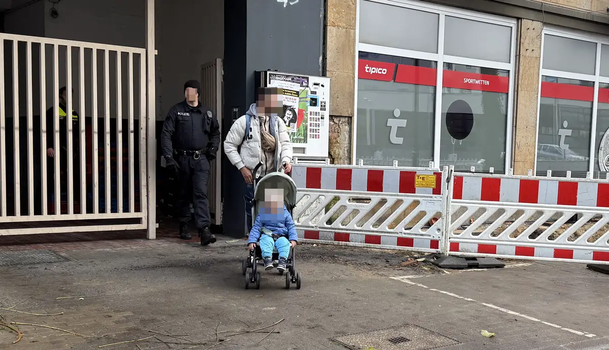 Nichts mitbekommen? Ein Anwohner der Möserstraße musste von der Polizei aus seiner Wohnunge begleitet werden