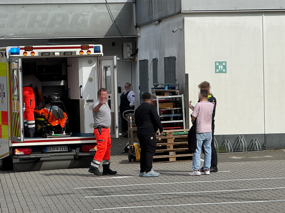 Rettungswagen nach Angriff auf Supermarktparkplatz in Eversburg