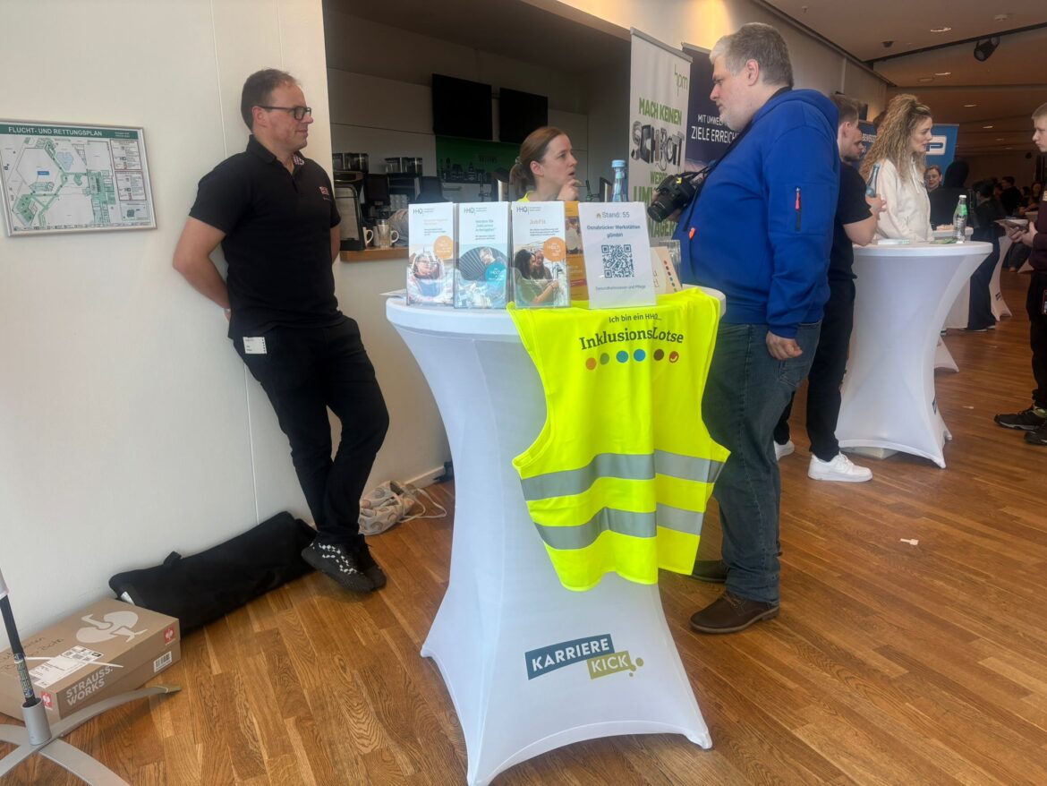 Der Stand der Inklusionslotsinnen und -lotsen befindet sich direkt am Anfang der Ausbildungsmesse. in Innenstadt