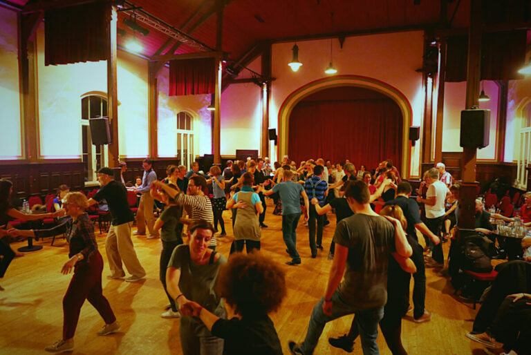 Lindy Hop im Piesberger Gesellschaftshaus. / Foto: Gerhard Meyering in Pye