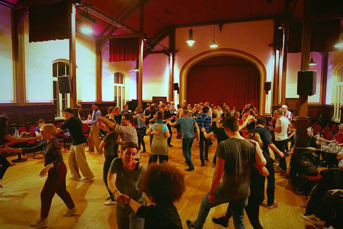 Lindy Hop im Piesberger Gesellschaftshaus. / Foto: Gerhard Meyering
