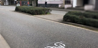 Aufgesprühtes Radweg-Symbol auf der Lotter Straße