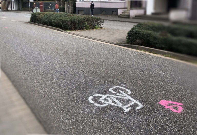 Aufgesprühtes Radweg-Symbol auf der Lotter Straße