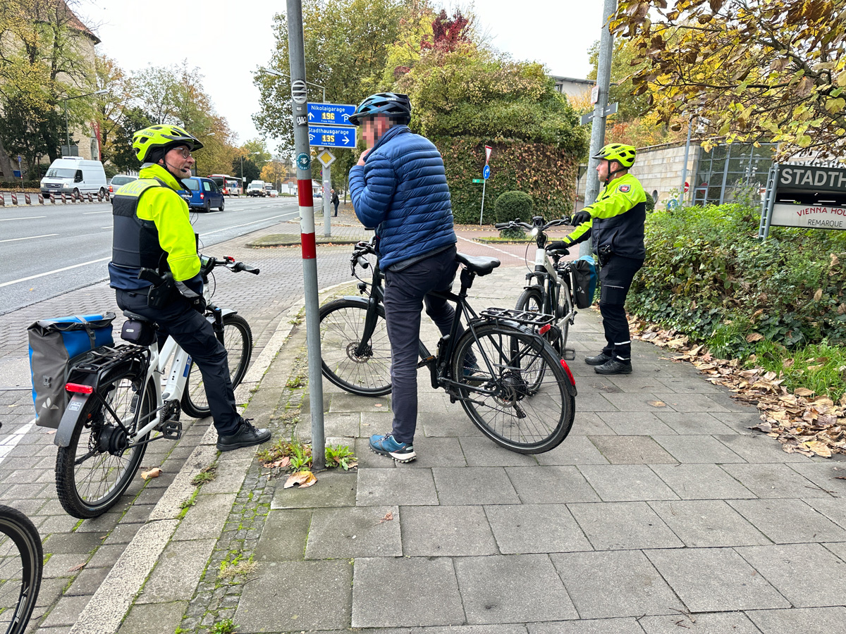 Gespräch auf Augenhöhe von Radfahrer zu Radfahrer: "In Zukunft bitte immer auf dem Radweg fahren"