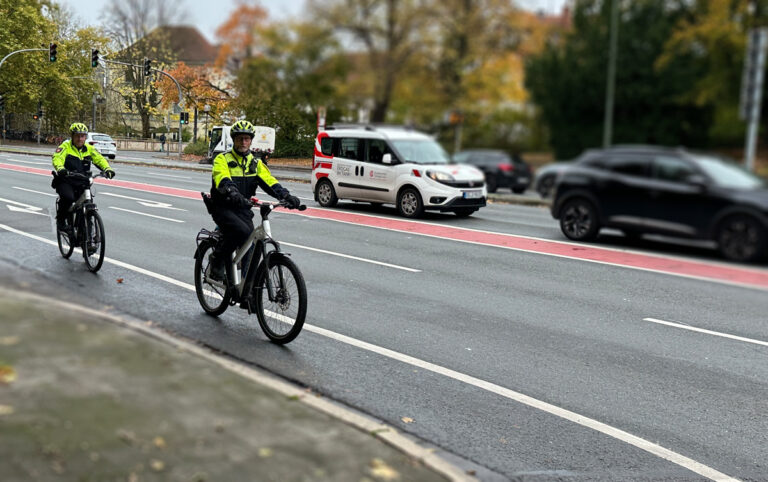 Die beiden Osnabrücker 'Fahrradcops' Uwe-Kersten Uecker und Andreas Meyknecht