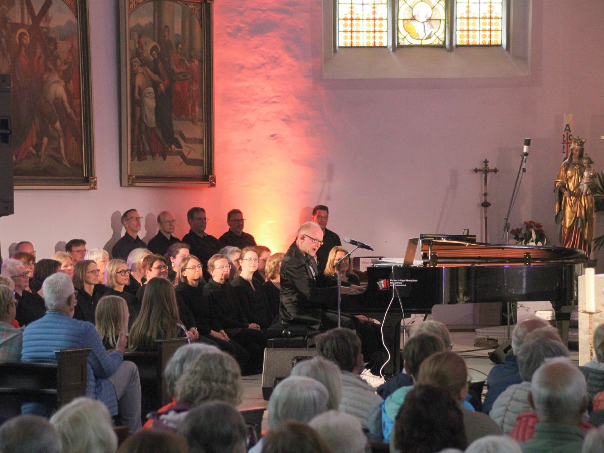 Dieter Falk mit Crescendo-Chor. / Foto: Dominik Lapp