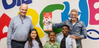 Freuen sich über den bisherigen Erlös des Kalenderverkaufs (v. l. n. r.): André Philipps (Geschäftsführer der Thomas Philipps GmbH & Co. KG), Kinder der Arche und John McGurk (Vereinsgründer Sportler 4 a childrens world e.V.) / Foto: Die Arche